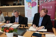 Signature of the MoU by Director General Ristori (left) and Rector Monar (right)